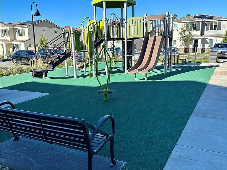 221 N Vincent Ave — Photo 31