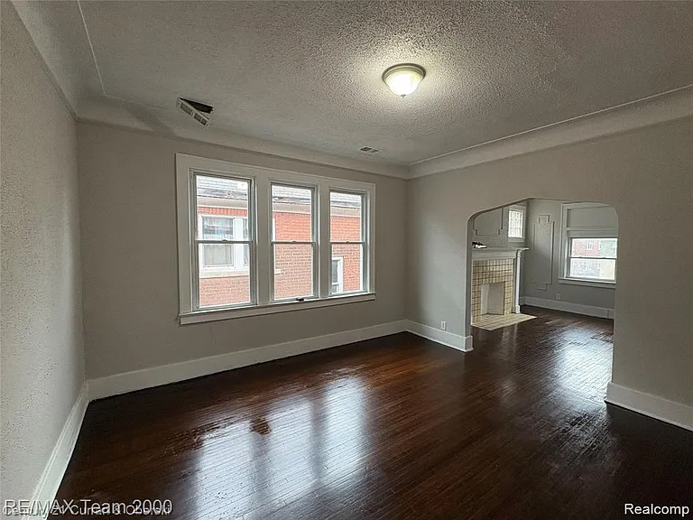 3014 Sturtevant St — Photo 3