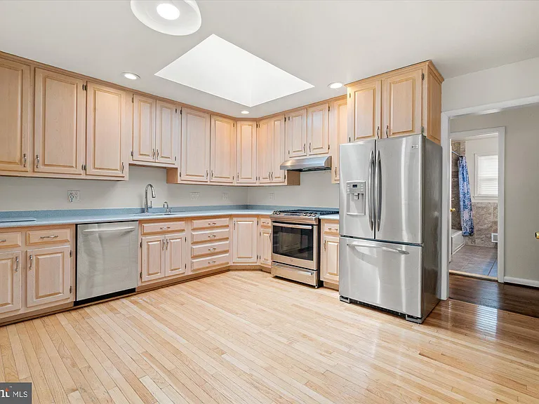 7504 Radnor Rd — Photo 16