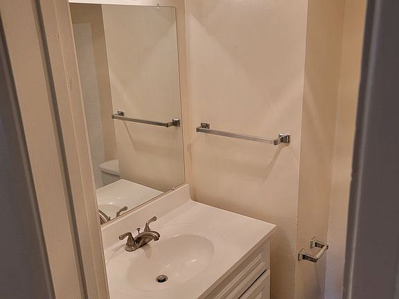 4th image of 3160 Lincoln Ave #11