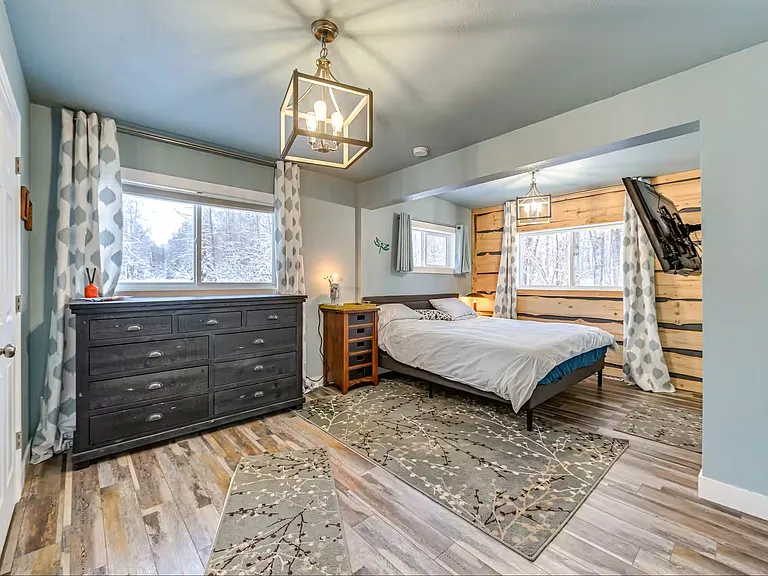 Upstairs King bedroom with walk in closet and attached bathroom. Includes TV and Roku for streaming.