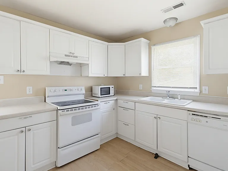 210 E McCulloch St — Photo 20