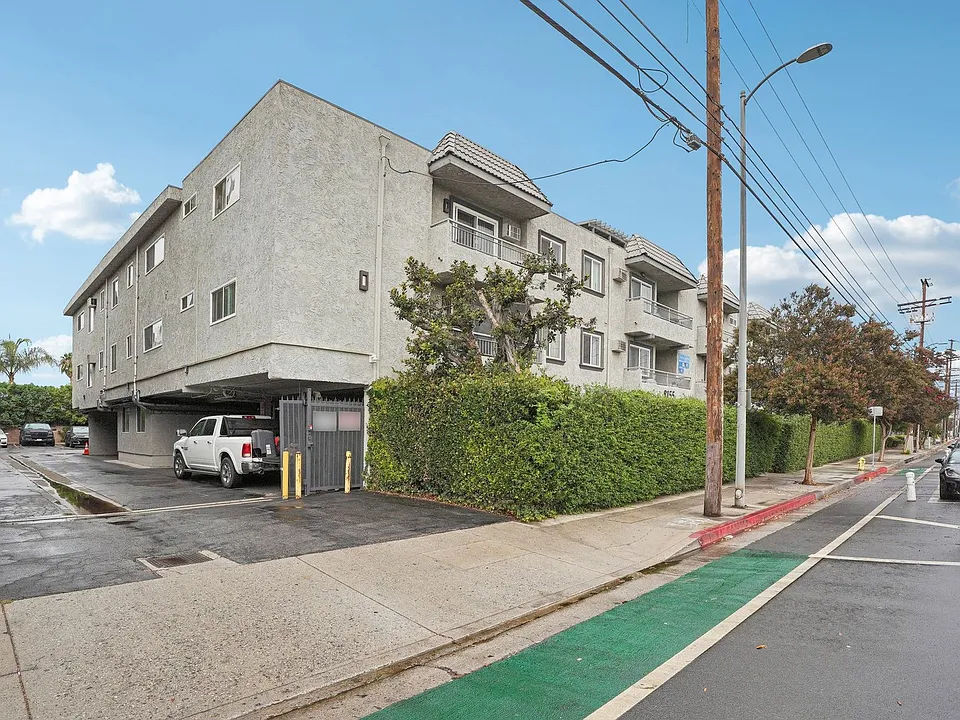 8155 Reseda