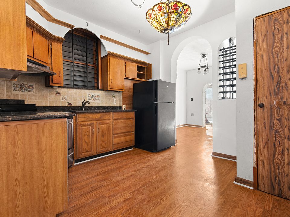 1st image of 211 41st St APT 2