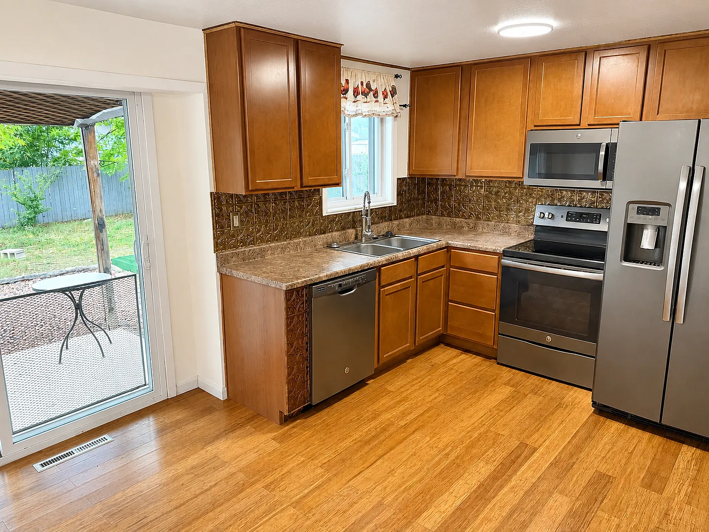 3 bed, 1.0 bath, 920 sqft, $1,900 — Photo 2