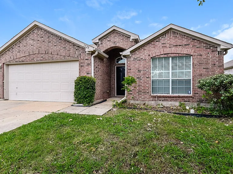 1328 Riviera Dr — Photo 3