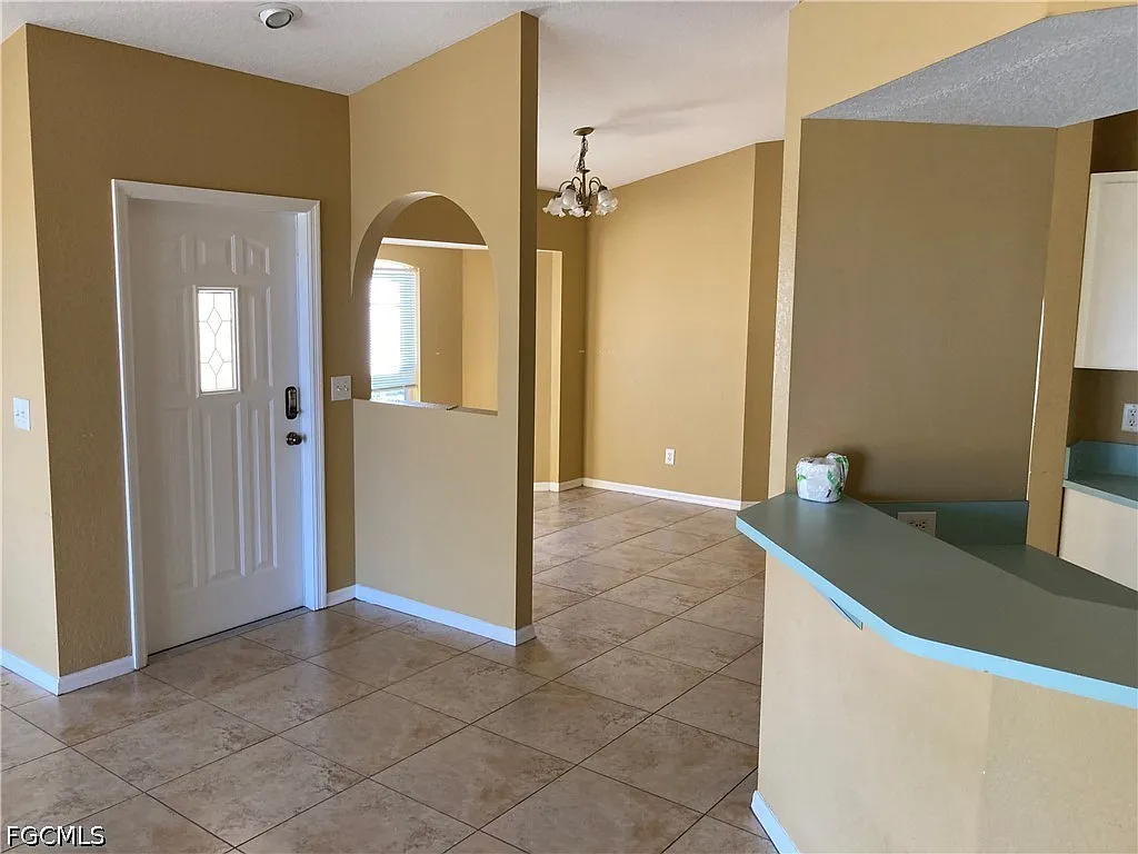 2 bed, 2.0 bath, 2398 sqft, $1,500 — Photo 3