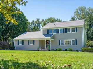 6 Gleneagles Dr, Lebanon, NJ 08833