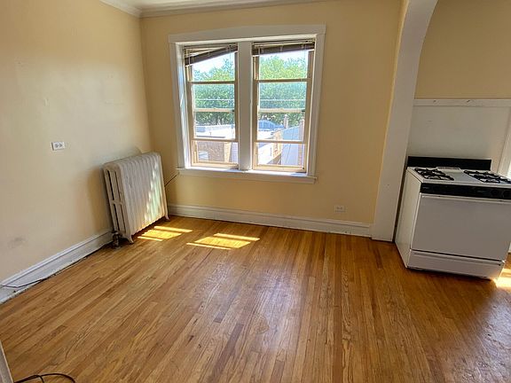 3rd image of 2948 W Belle Plaine Ave #3