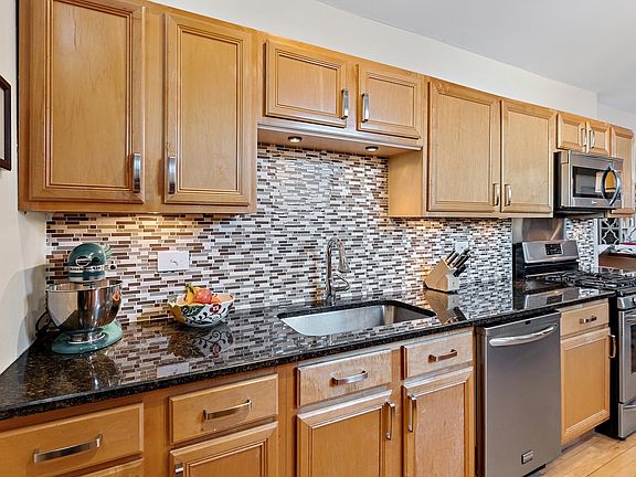 4th image of 3319 N Bell Ave #3