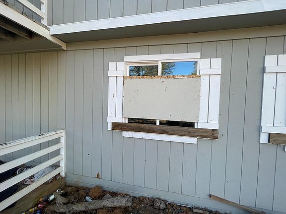 3rd image of 29352 Roads End Rd