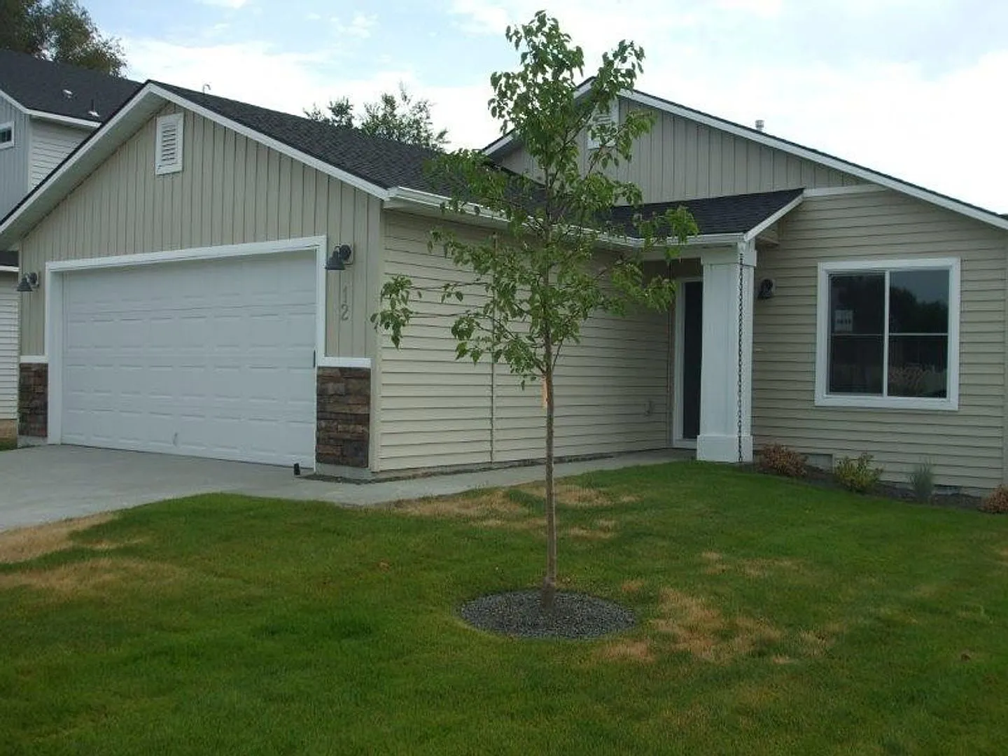NICE 3 bed 2 bath 2 car garage avail now — Photo 1