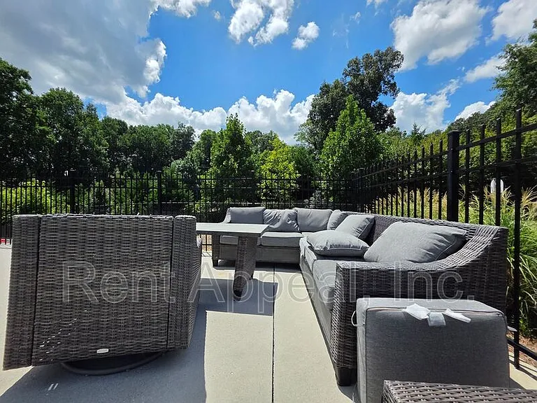 3779 Oxford Cir — Photo 24