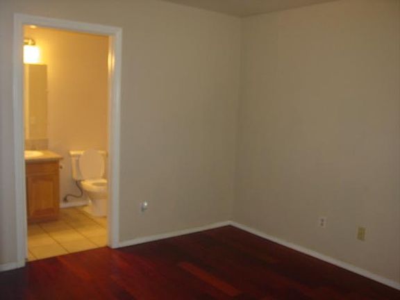 5th image of 2607 Huron St