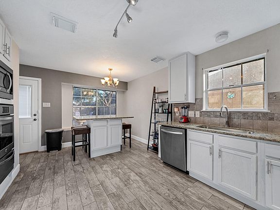 5th image of 1109 Bayou Vista Dr