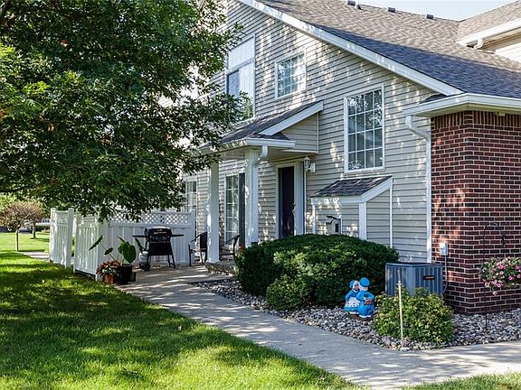 2nd image of 9424 Garnet Ln