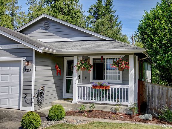 Great curb appeal with it's bright exterior paint. 