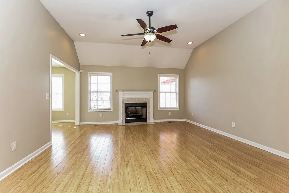 3 bed, 2.0 bath, 2096 sqft, $3,130 — Photo 4