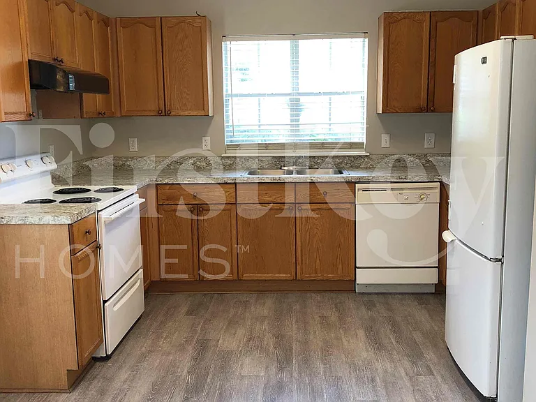 2137 Featherwood Dr W — Photo 3