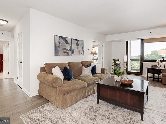 2nd image of 1805 Crystal Dr APT 606S