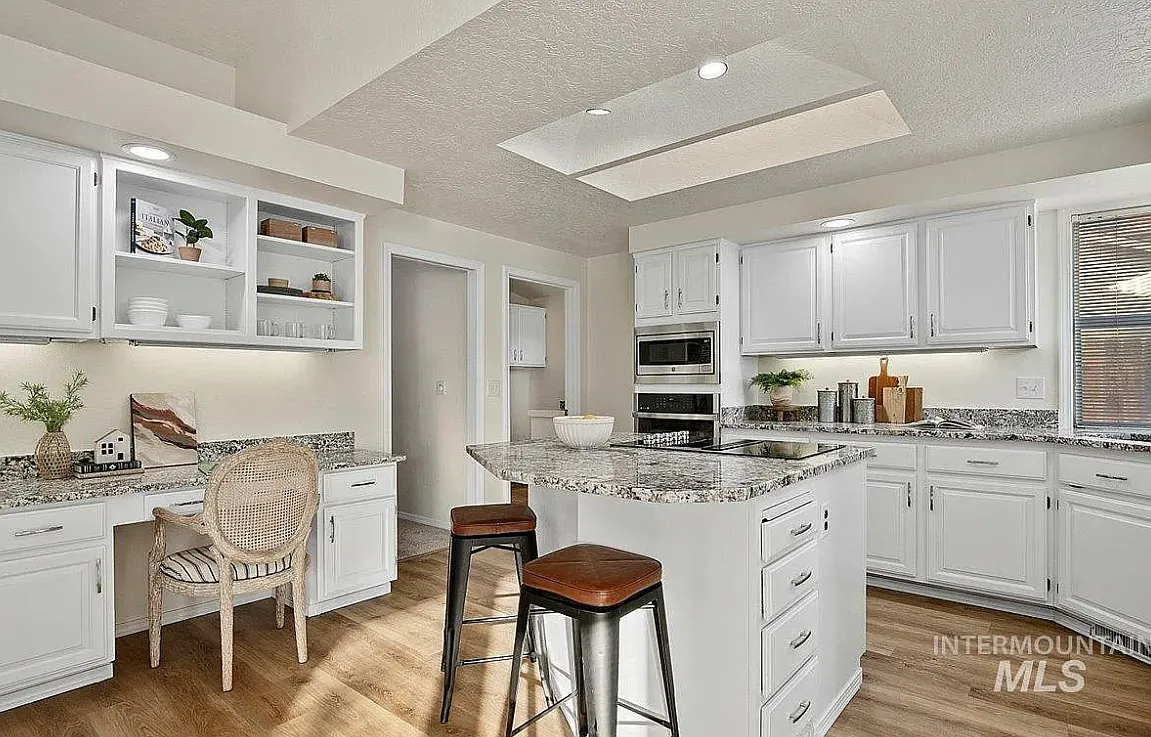 3 bed, 1929 sqft, $2,590 — Photo 2
