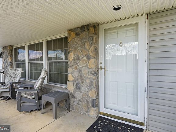 4th image of 103 Hedge Rd