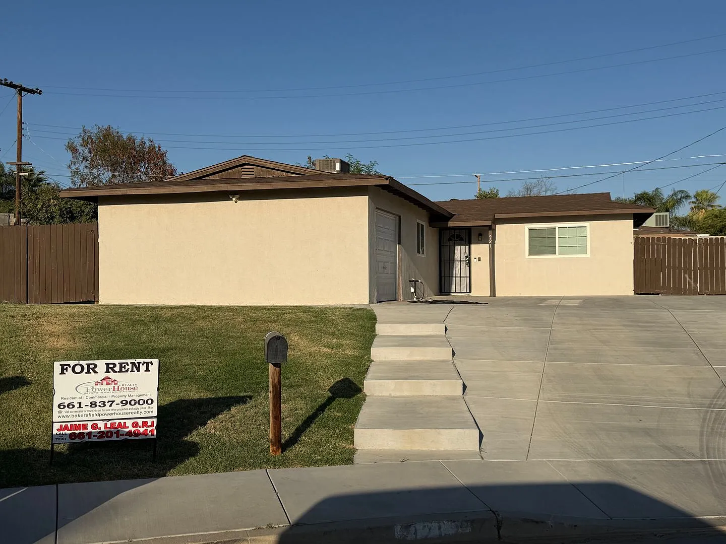 WOW Newley Remodeled 3 BD 1 BA Home in East Bakersfield Near Oswell St & Niles St — Photo 2