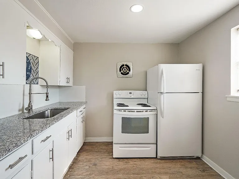 200 SW 6th Ave #B — Photo 4