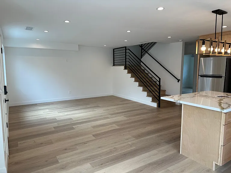 5434 Kester Ave — Photo 2