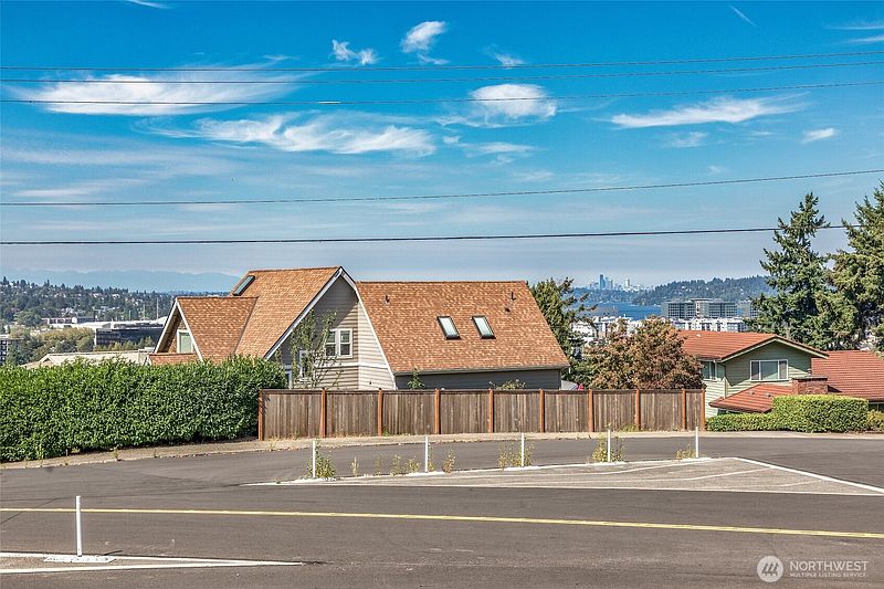 4th image of 406 Windsor Way NE