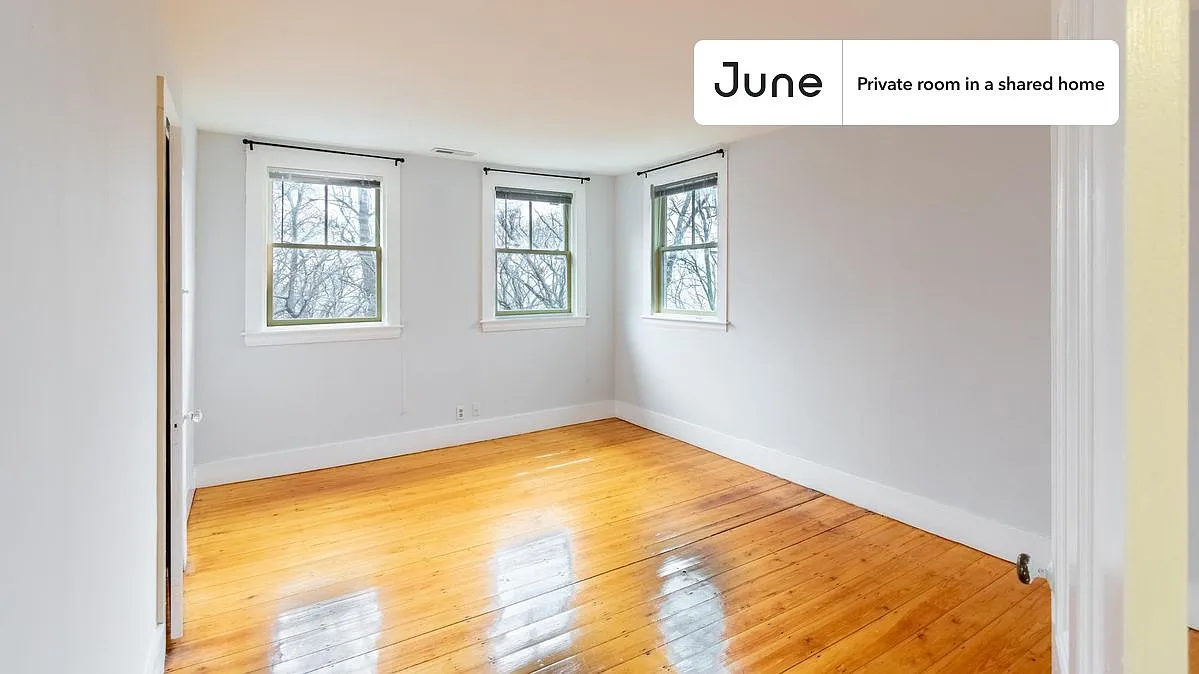 Queen bedroom in 5 bed/2.5 bath home in Newton Corner #1463 B — Photo 2