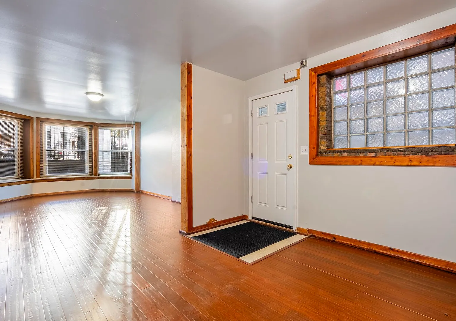 3 bed, 1200 sqft, $2,300 — Photo 2
