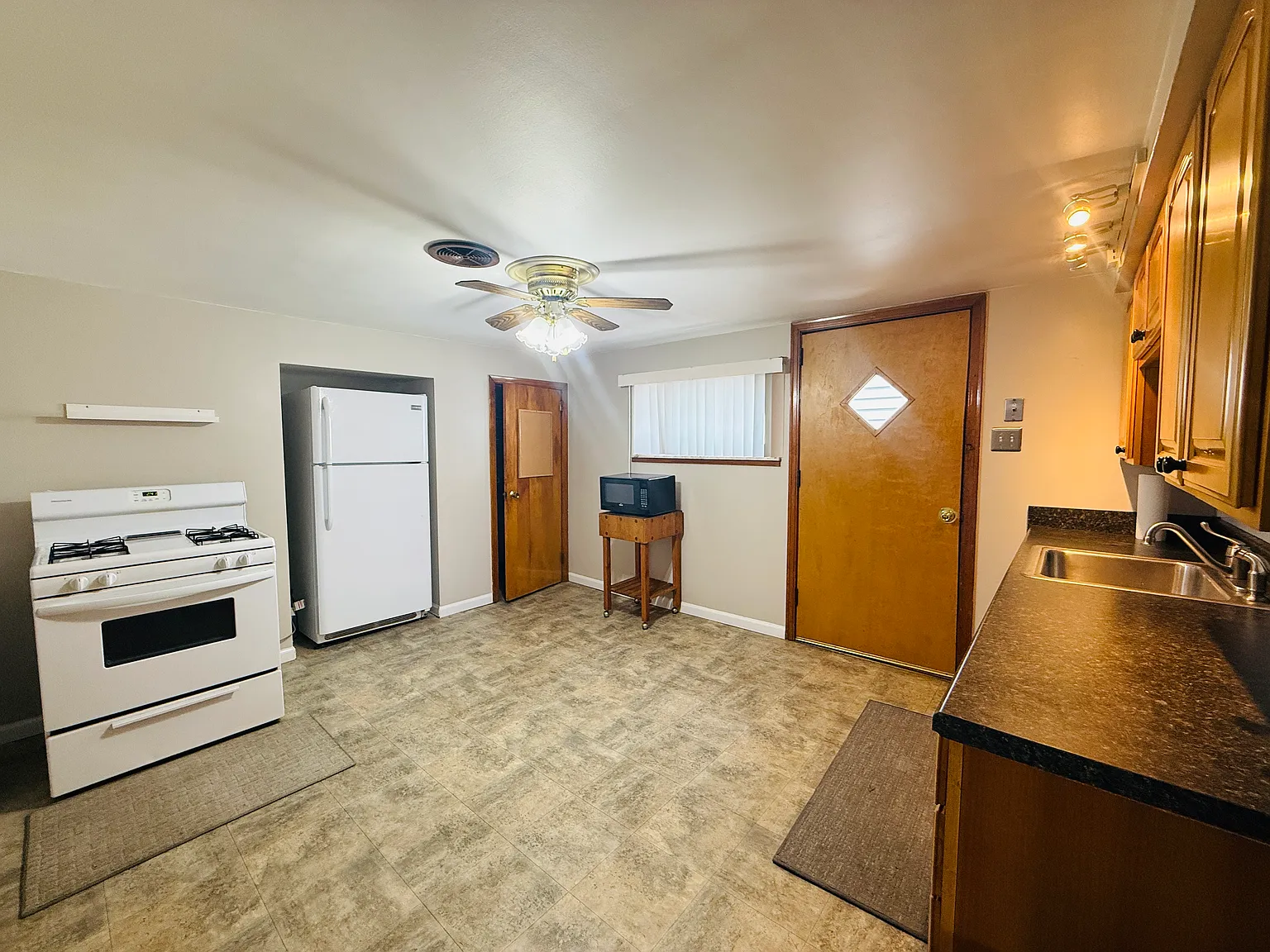 2 bed, 650 sqft, $1,000 — Photo 3