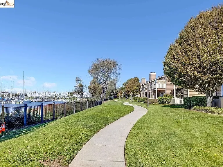 160 Lakeshore Ct — Photo 28