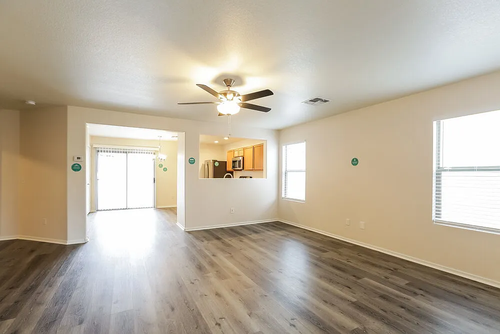3 bed, 2.0 bath, 1327 sqft, $2,085 — Photo 4