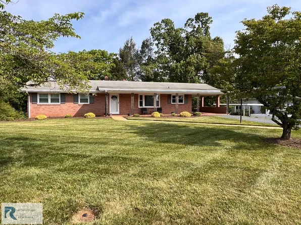 606 Leftwich St, Gretna, VA 24557