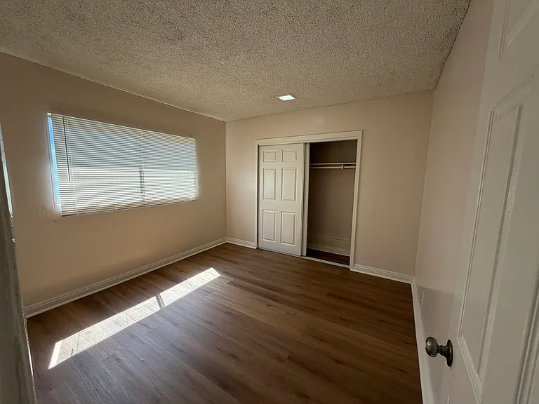 1020 E 12th St #6 — Photo 7