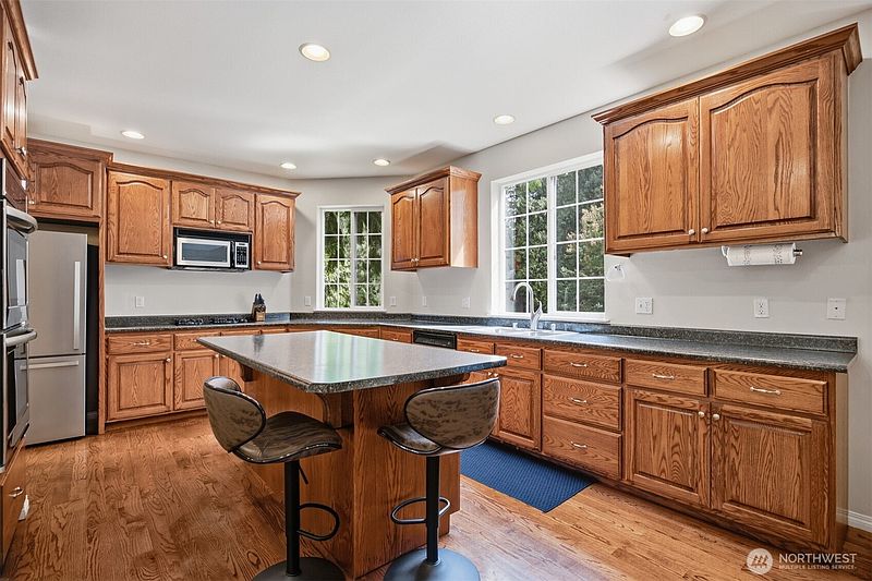 3rd image of 10 Topside Court