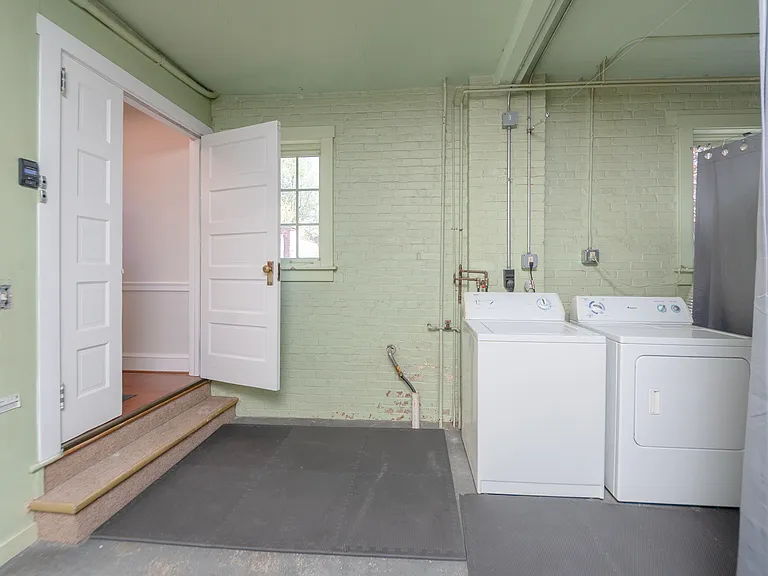206 E Marion St — Photo 9