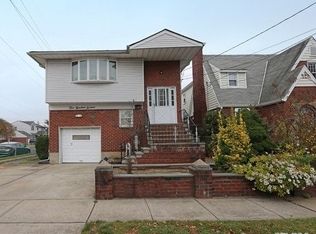 416 Ingraham Ln, New Hyde Park, NY 11040