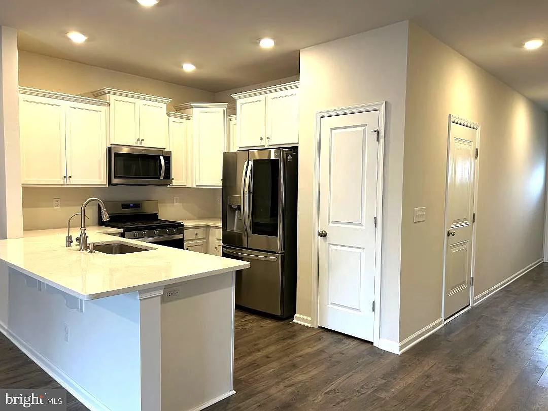 3 bed, 2.5 bath, 1497 sqft, $3,025 — Photo 4