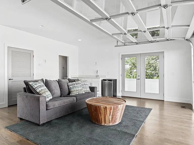 902 Archer St — Photo 6