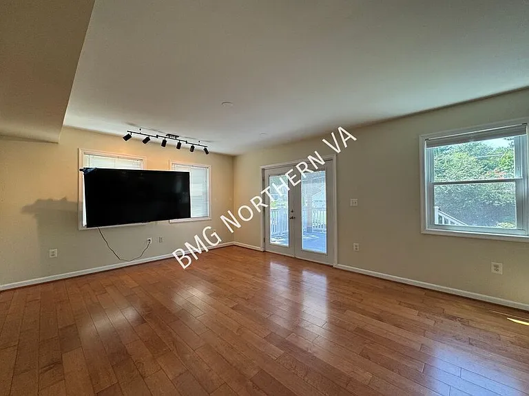 1909 Rollins Dr — Photo 12