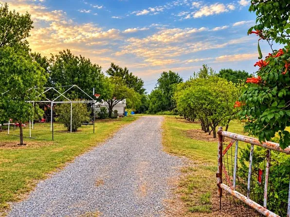 9896 N 2280th Rd, Arapaho, OK 73620