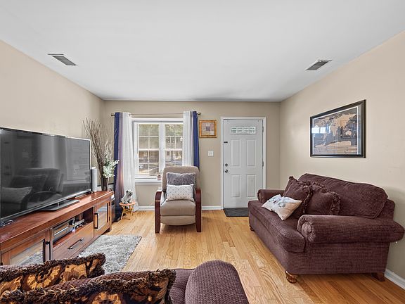 4th image of 47 Martha Ct #47