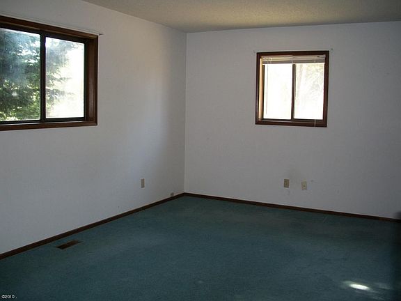 5th image of 140 Pearl St