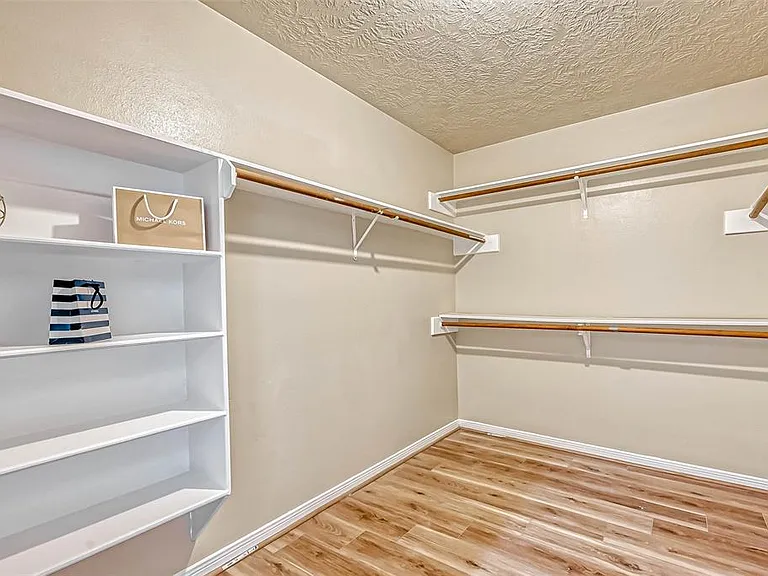 2478 Woodbury St — Photo 15
