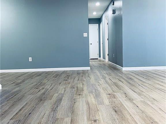 4th image of 828 E Rachel Ln