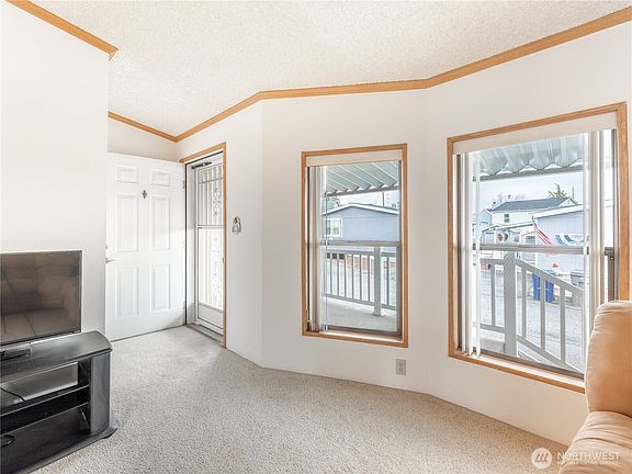 4th image of 611 N Western Avenue #34