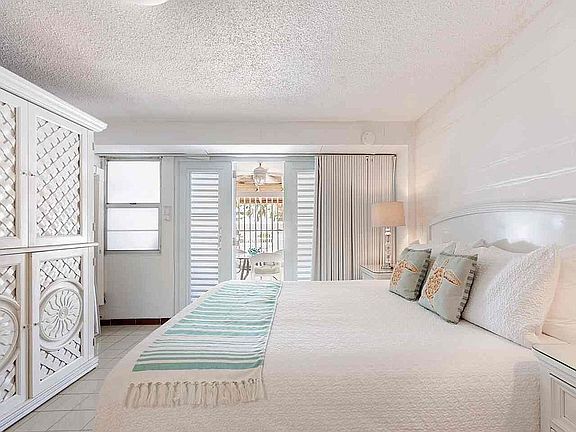 2nd image of 5349 Avenue Isla Verde #104